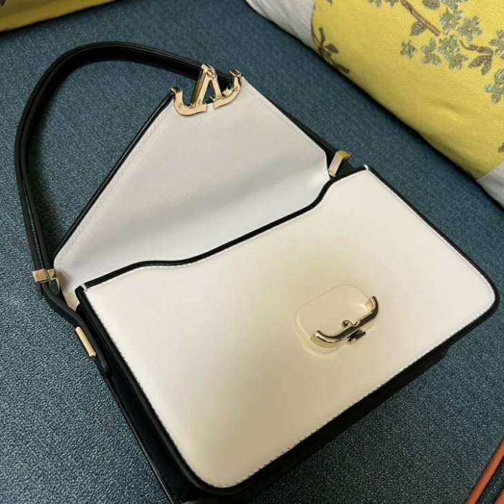 Picture of Valentino Handbags _SKUfw148123900fw